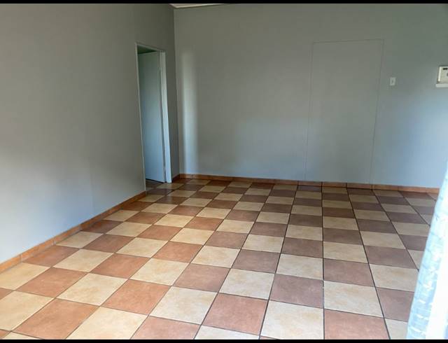 6 BEDROOM HOUSE FOR SALE IN GROOTVALY